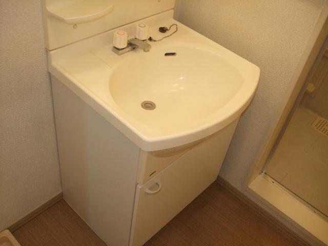 Washroom. Independent wash basin