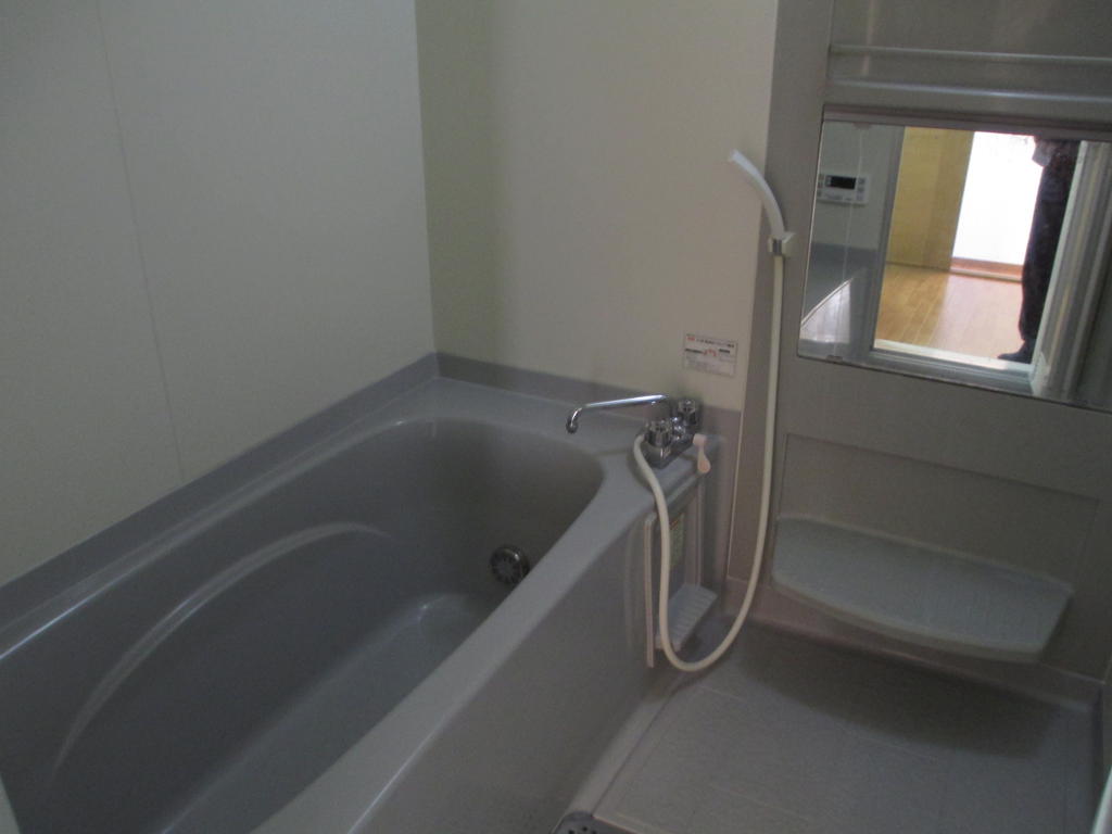 Bath. Hitotsubo bus Spacious