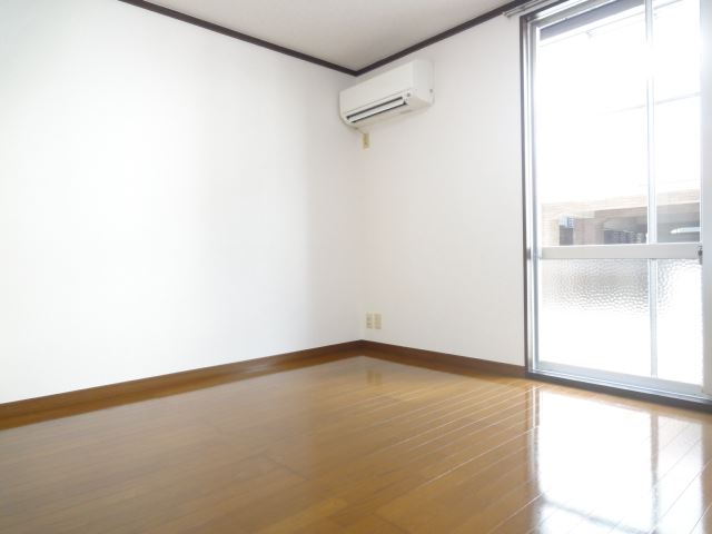 Living and room. Southwestward