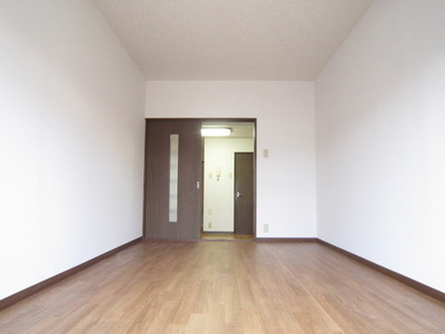 Living and room. Western-style 7.5 Pledge