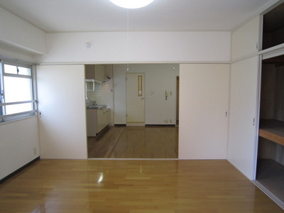 Living and room. Because the corner room, A bright room with a window