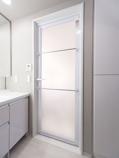 Bathing-wash room.  [Kireidoa] We lost the rubber gasket from the door frame of the bathroom. Mold is less likely to occur, Maintenance can be performed easily. Also, The towel bar was adopted two.