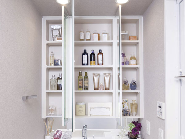 Bathing-wash room.  [Housed with three-sided mirror] Vanity with easy-to-use three-sided mirror. The Kagamiura, It has secured a storage space for the basin outfit can clean and organize.