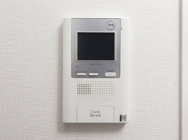 Security.  [Hands-free intercom with color monitor] Check the entrance of visitors in the image and sound. Rest assured that can be confirmed by voice further even before the entrance. It is with a hands-free feature that allows conversation without a handset.