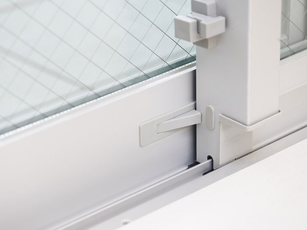 Security.  [Ventilation stopper] Crime prevention and of small children safely consideration in the ventilation, Adopt a sash with a stopper. With peace of mind you can ensure the ventilation. (Some windows only)