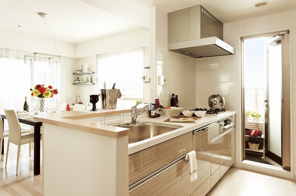 Building structure. <Multi-functional kitchen> slide storage and wide sink, Functional kitchen with glass top stove, and the like are standard equipment. Also plan with a window