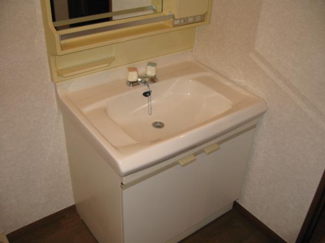 Washroom. Independent wash basin (see separate Room No.)