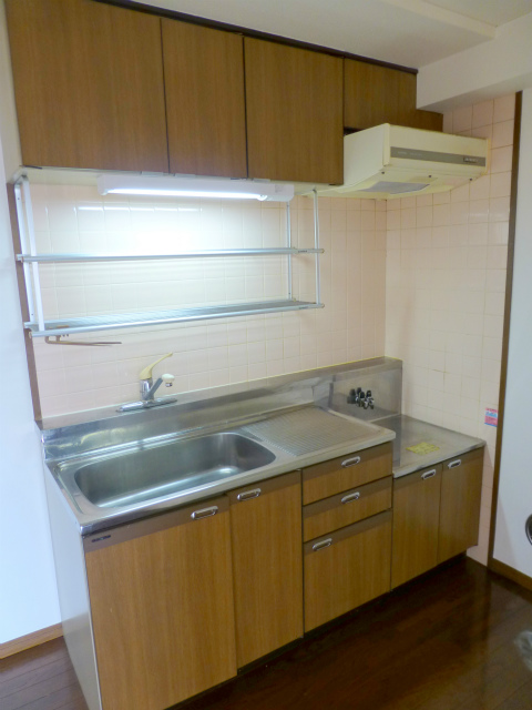 Kitchen. Two-burner stove can be installed