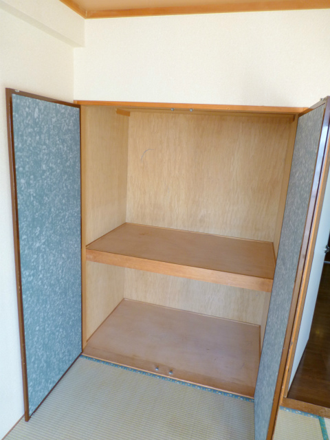 Receipt. Storage space [Located in each room]