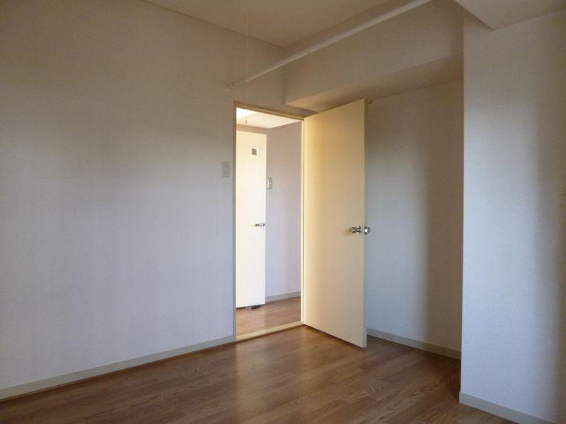 Non-living room. Western-style 5 Pledge