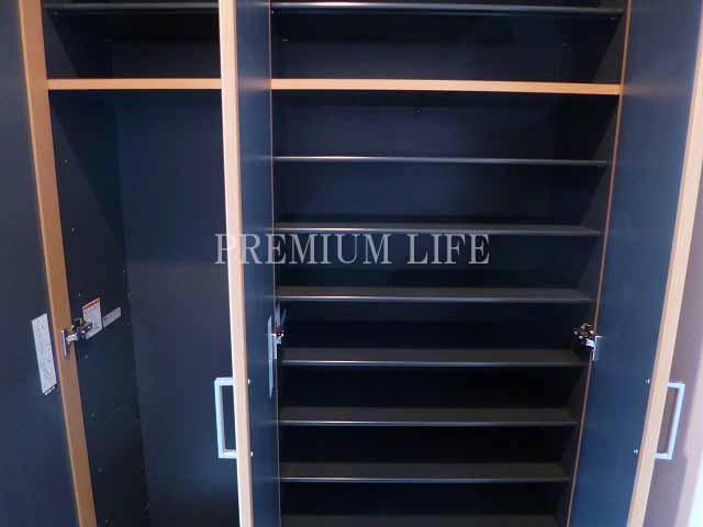 Receipt.  [Shoe box] Installing a large capacity of the shoe box. 