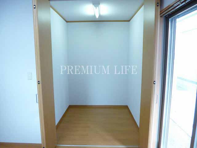 Receipt.  [Walk-in closet] Set up a walk-in closet of a large capacity. 