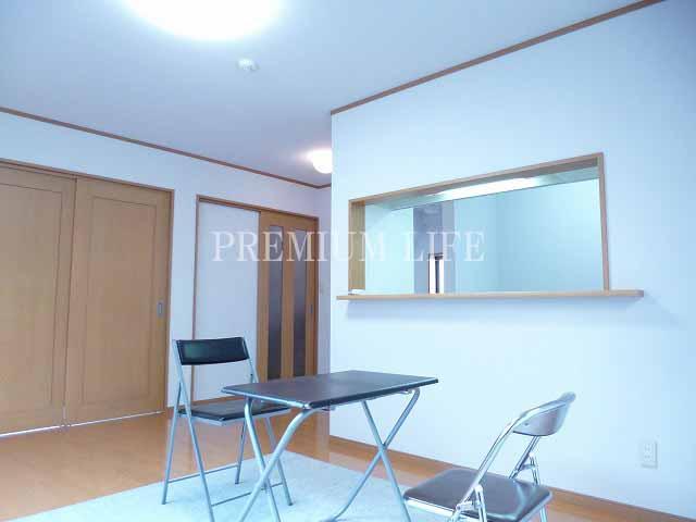 Living.  [living] About 14 Pledge of space of family reunion. 