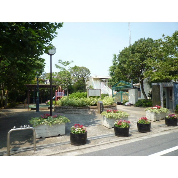 park. 890m until the Forest Park center (Park)