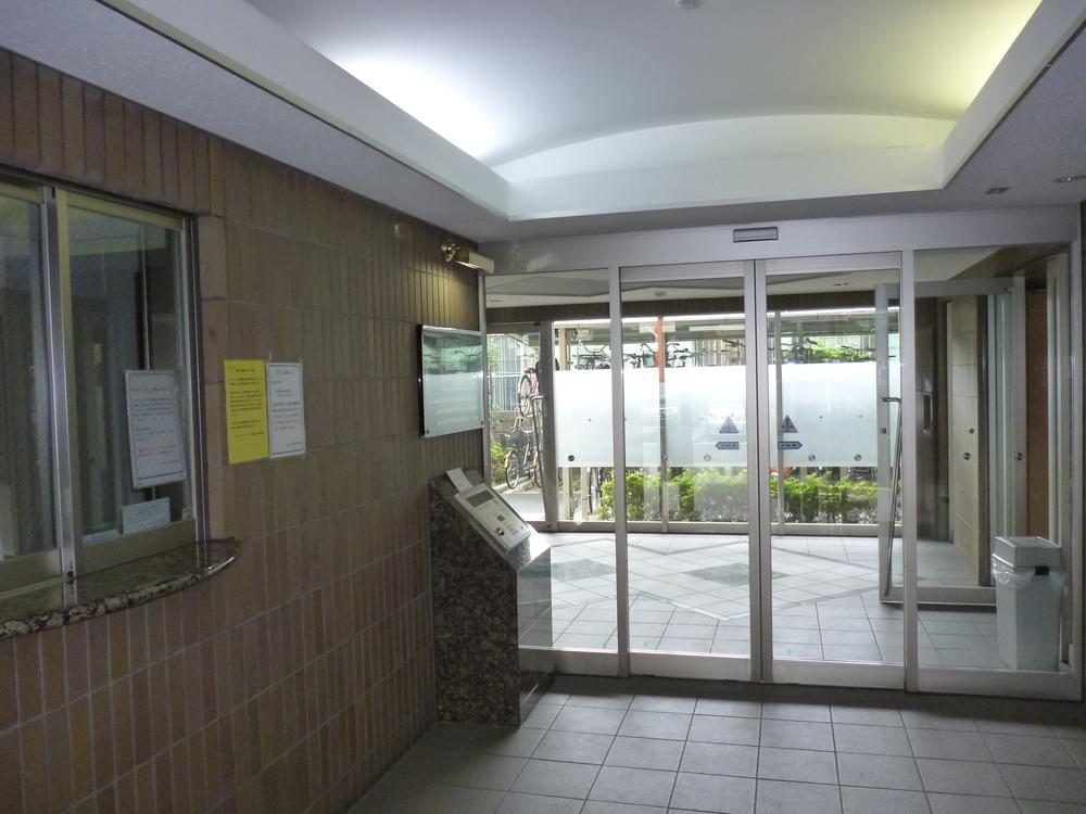 lobby. Common areas auto lock