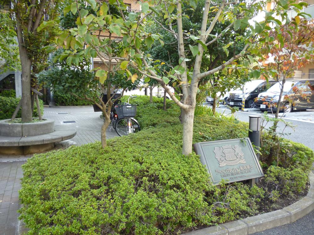 Other common areas. Entrance before the courtyard