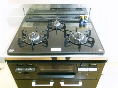Kitchen. 3-neck gas stove