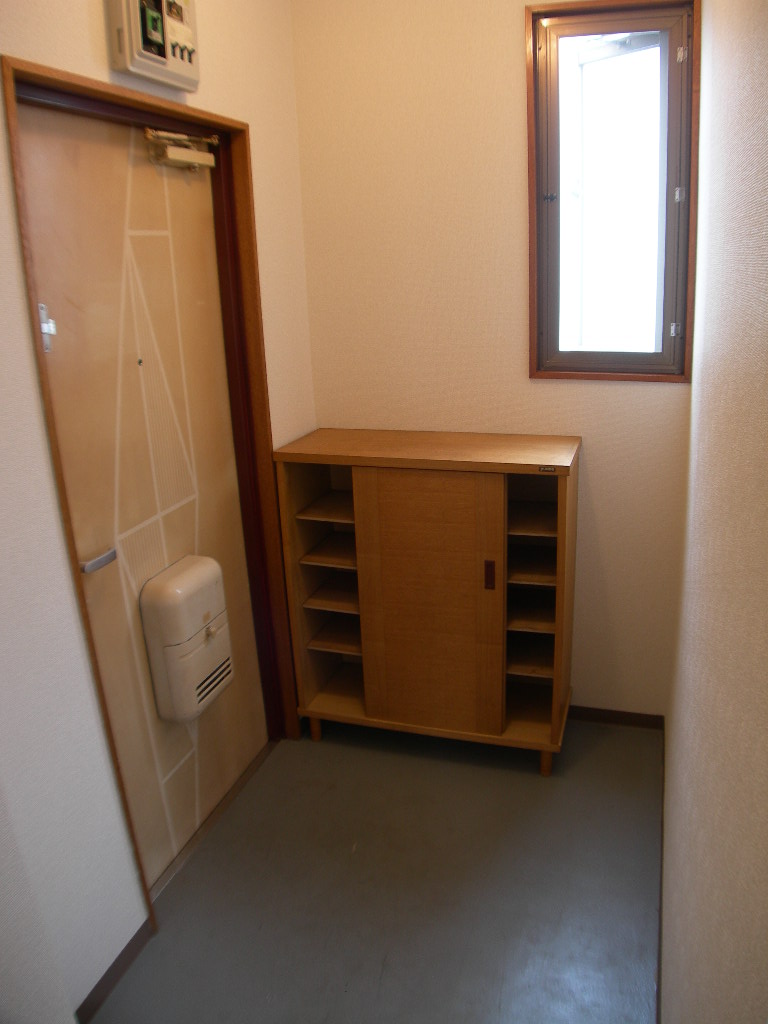 Entrance. Entrance ・ Shoebox