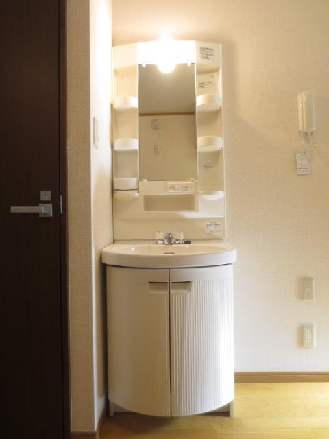 Washroom. Independent wash basin