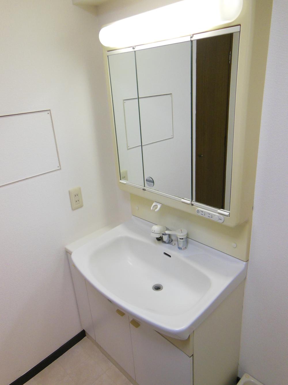 Wash basin, toilet. Indoor (11 May 2013) Shooting