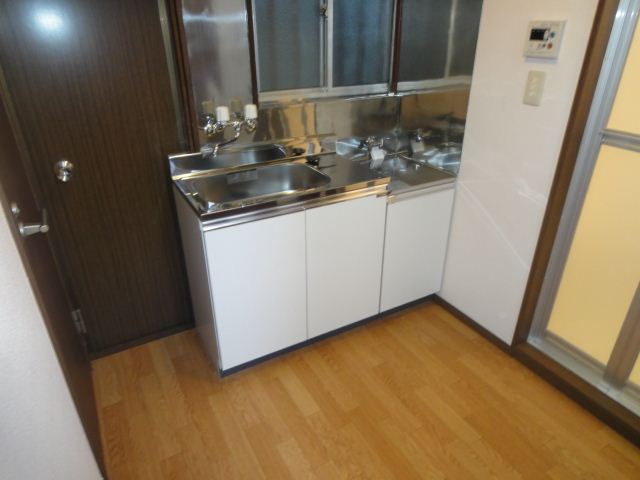 Kitchen. It is shiny and stove can be installed ☆
