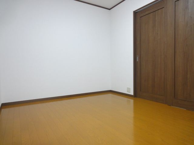 Living and room. Flooring is a new ☆