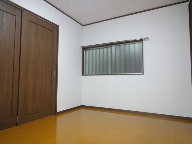 Living and room. It will be on the first floor corner room ☆