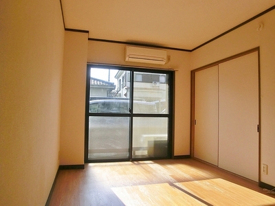 Living and room. Sunny nice 5 Pledge of Western-style.