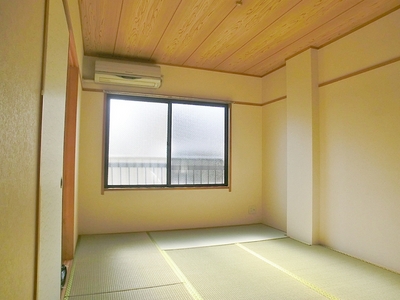 Living and room. 6 is a tatami mat Japanese-style room.