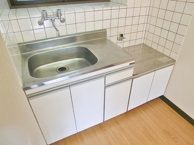 Kitchen. Two-burner stove is can be installed in the kitchen.