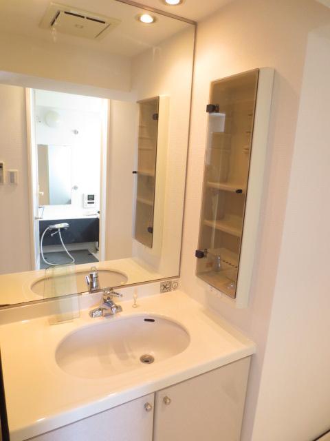 Washroom. Wash basin