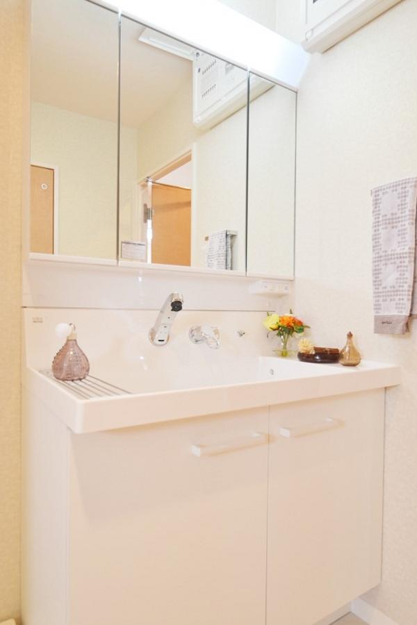 Wash basin, toilet. Indoor (11 May 2013) Shooting