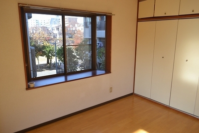 Living and room. Bay window with a also point up the place