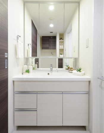 Bathing-wash room.  [Powder Room] The back of the wide triple mirror, It was provided with a storage space of the cabinet type. You can organize the clutter around basin with abundant storage capacity.