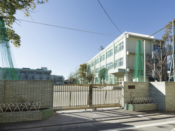 Surrounding environment. Municipal Harue junior high school (about 70m, 1-minute walk)