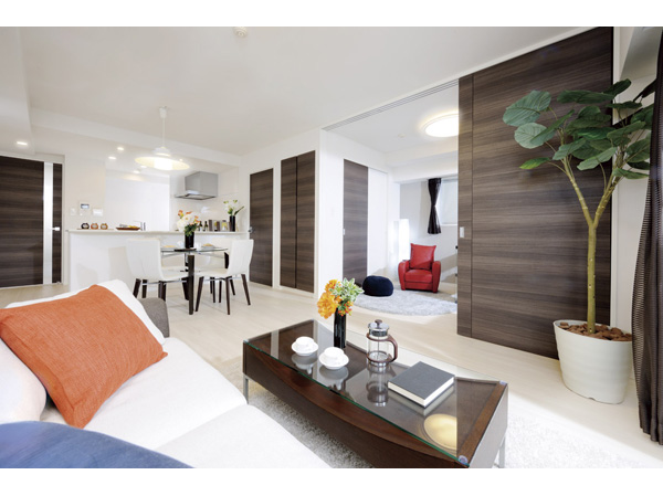 Room and equipment. About 12 tatami mats of living ・ Dining + about 4 tatami open kitchen, Large space connecting the next to the Western-style about 5.6 tatami mats further Akehanashi the sliding door. This relaxed abode is, A whole family of new living on whether the Daira heart is richly nurtured by someone could. (It was taken the model room F type in April 2013. Also, Some paid options and furniture ・ It is included furniture etc., These are not included in the sale price)