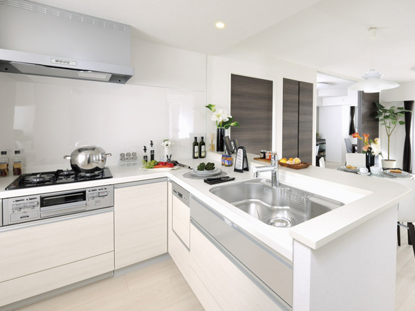 Room and equipment. Open-minded L-shaped kitchen with full open. Sink silent specifications to reduce the running water sound, Ready-to-drink built-in water purifier with mixing faucet delicious water, Slowly closes Bull motion function with slide cabinet, Easy to clean ・ Adopting the efficiency of the rectifier Backed range hood, such as to achieve the comforts suction. (Same as on the left.)