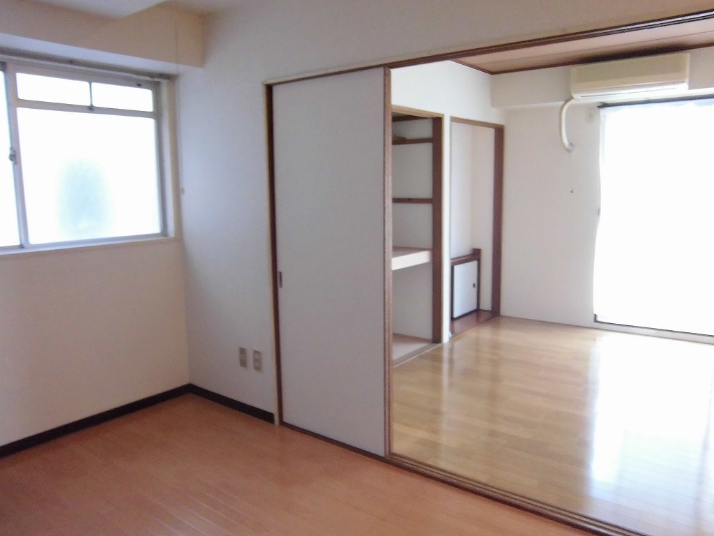 Living and room. DK & Western-style