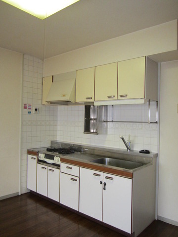 Kitchen. Gas stove / Intercom / Storage room