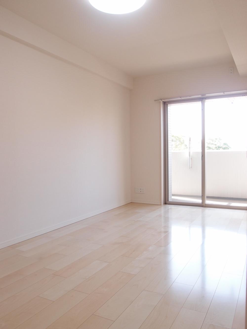 Non-living room. Balcony side Western-style. There about 8 tatami. Storage There is also a walk-in closet.