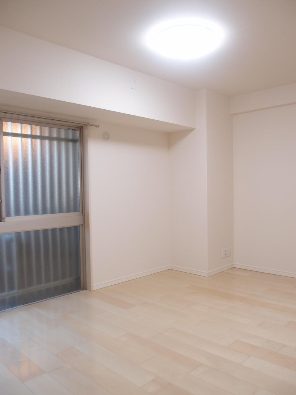 Non-living room. It is the entrance side Western-style. There is a large window, Ventilation is good.