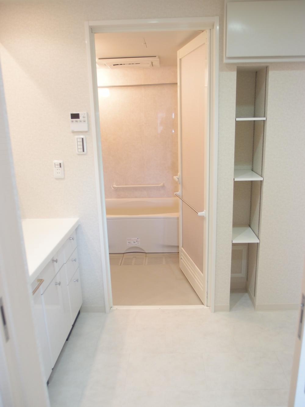 Wash basin, toilet. Is a wash room. Spacious be placed a washing machine! It has become 2Way to the kitchen and the hallway.