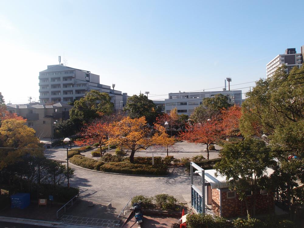 View photos from the dwelling unit. Is the view from the balcony. mother, Happy children, It is a park in front of