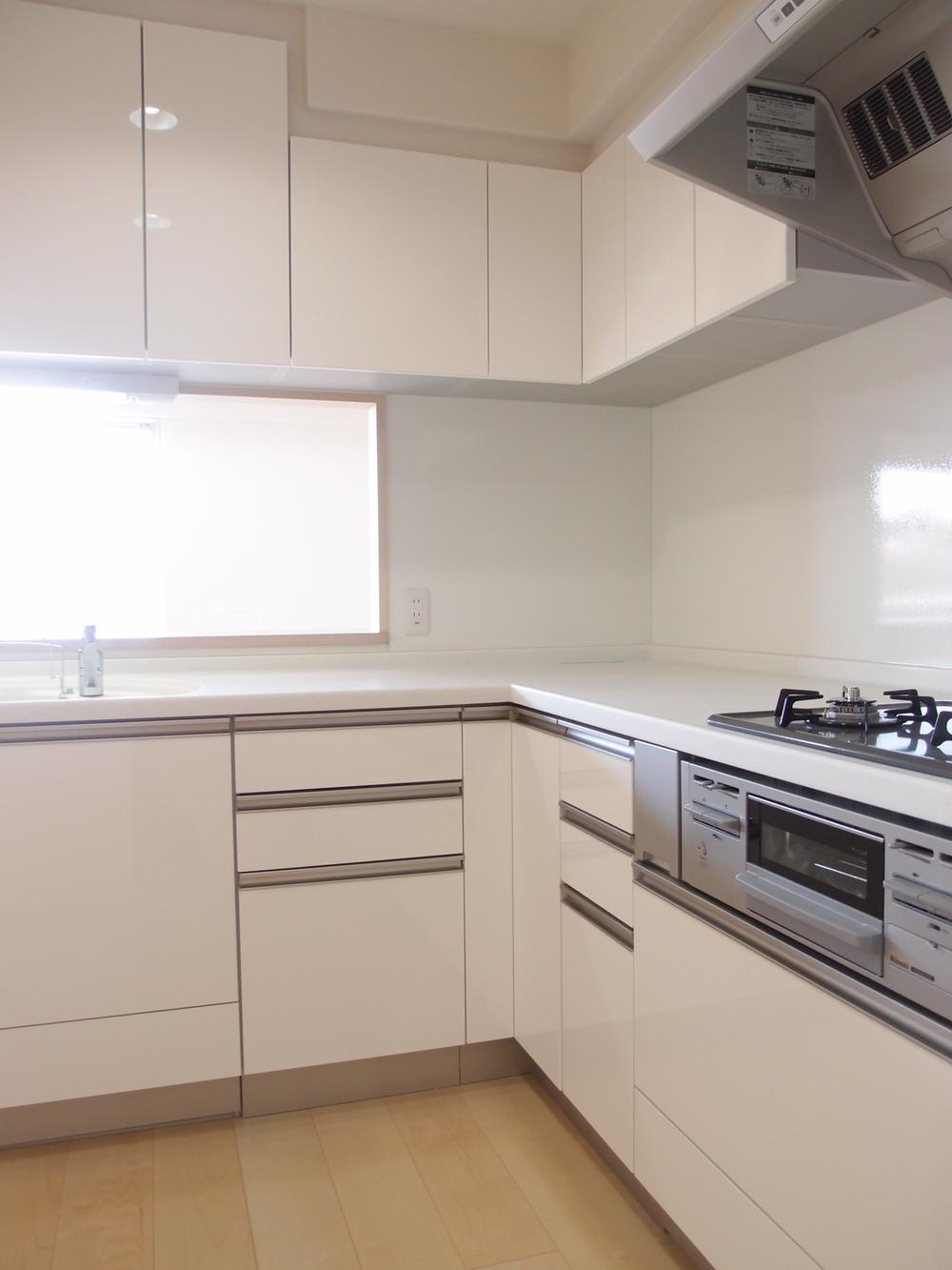 Kitchen. L is shaped kitchen. With disposer!