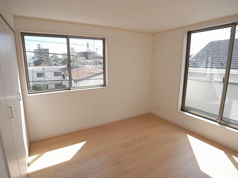 Non-living room. Spacious room many things this kind of room for those who want to decorate with. Enjoy Even Hobby.