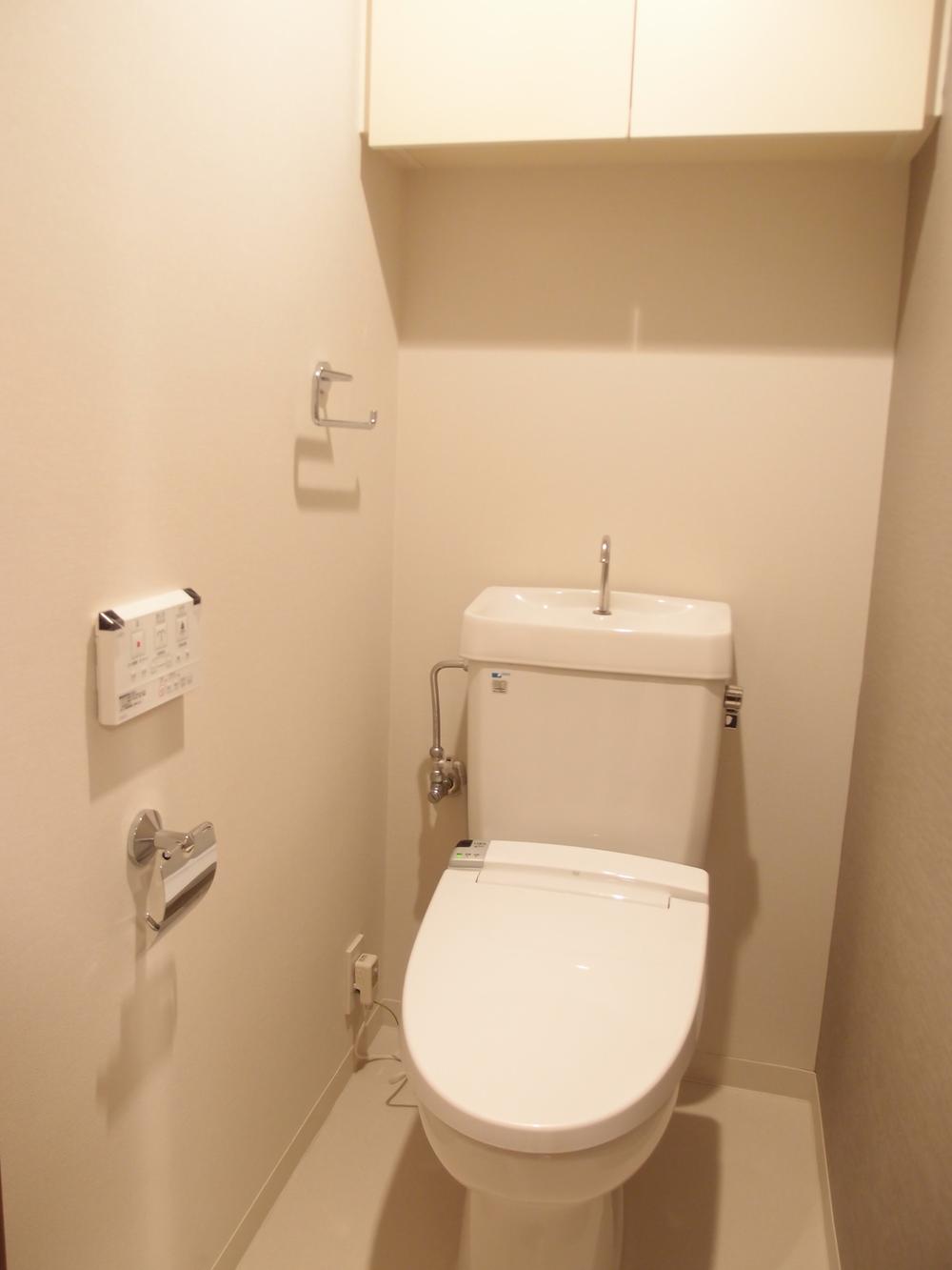 Toilet. Indoor (12 May 2013) Shooting