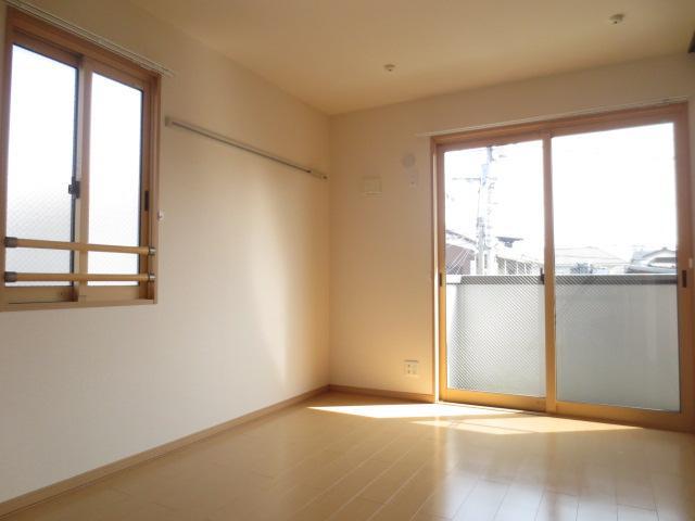 Living and room. 2 side lighting of the bright and airy rooms