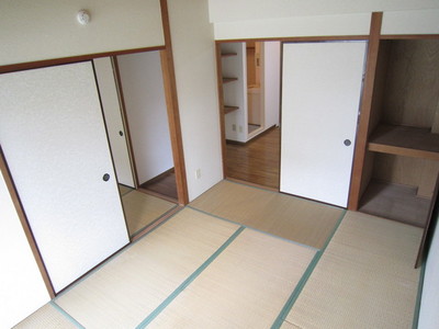 Living and room. Tatami of Omotegae is done before you move