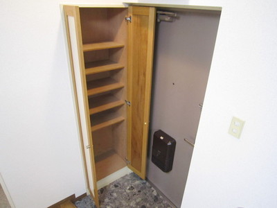 Entrance. Shoebox entering a lot