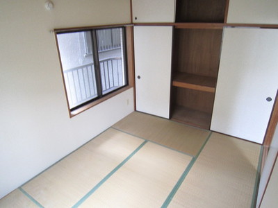 Living and room. There is a window for the corner room ・ Tatami of Omotegae is done before you move